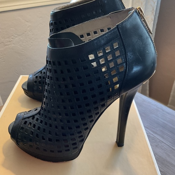 Michael Kors Size 8M Graham Bootie Black Leather Gold - Picture 6 of 9